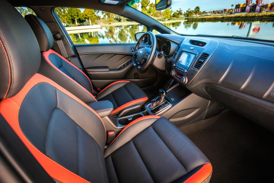 Интерьер Kia Forte5 2016 года  (фото 17 из 37)